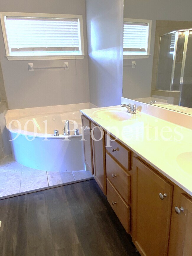 Building Photo - 1120 Averett Ln