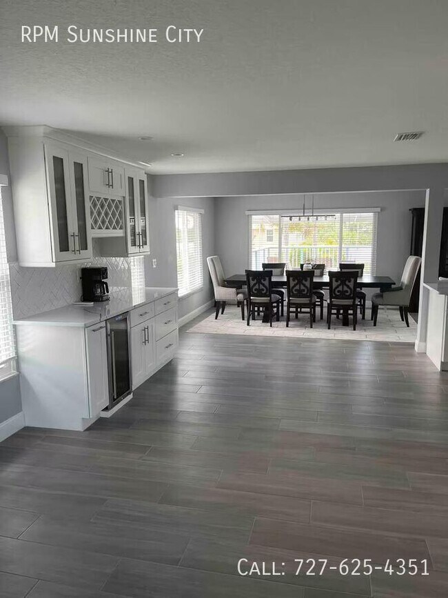 Building Photo - 3033 Pineview Dr