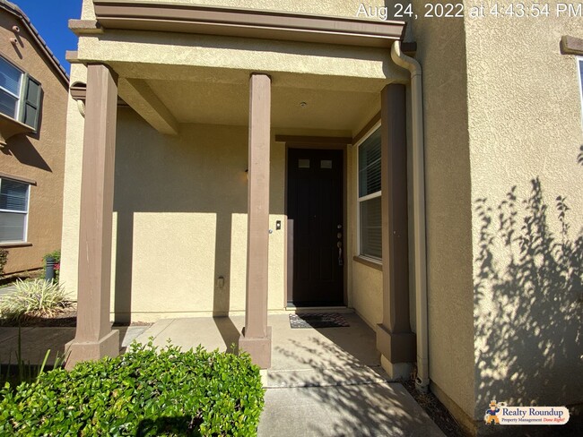 Building Photo - Beautiful Home Centrally Located in Elk Grove