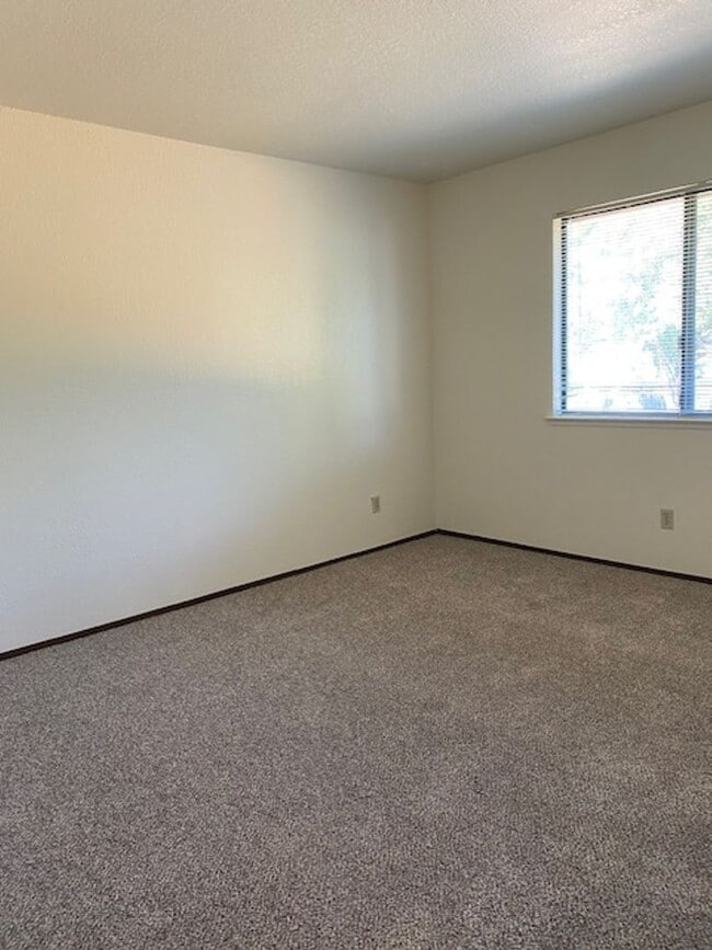 Building Photo - Roseville home with large backyard