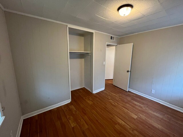 Building Photo - 2468 Vivian Dr