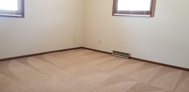 Building Photo - HALF OFF FIRST MONTH'S RENT SPECIAL! 2 Bedroom 1 Bath Condo