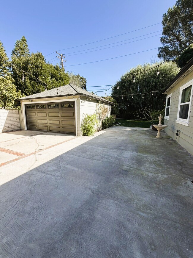 Building Photo - 1803 N Flower St