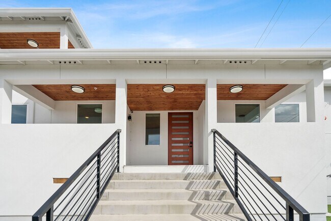 Building Photo - Stunning 4/3 in the Oakland Hills