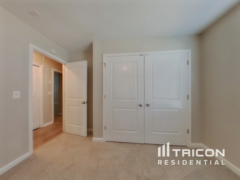 Building Photo - 652 Amberwood Dr