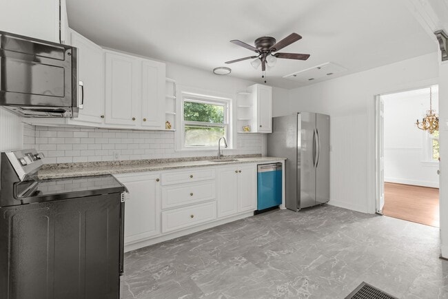 Building Photo - Beautifully Renovated 3 Bedroom 2.5 Bath H...