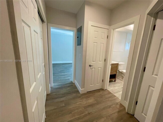 Building Photo - 125 Edgewater Dr