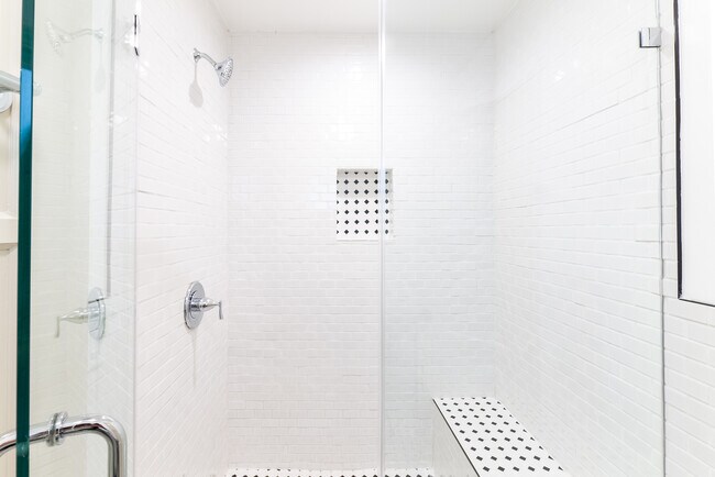 Building Photo - 1064 S Genesee-