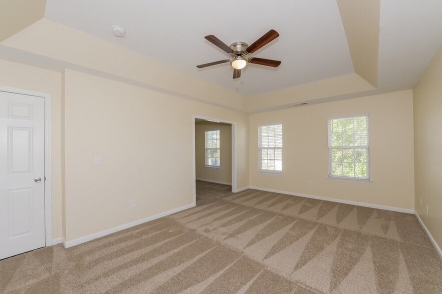 Building Photo - 1043 Vanguard Dr