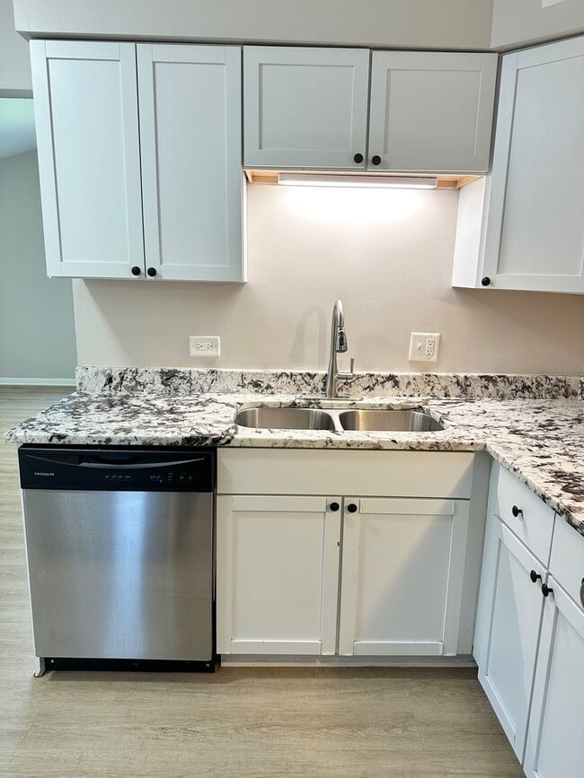 Building Photo - 525 Ryan Ln