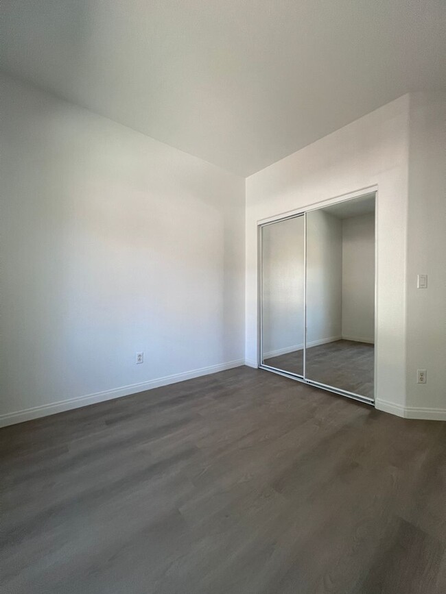 Building Photo - Stunning 4-Bed 3 Car Garage Gated Single S...