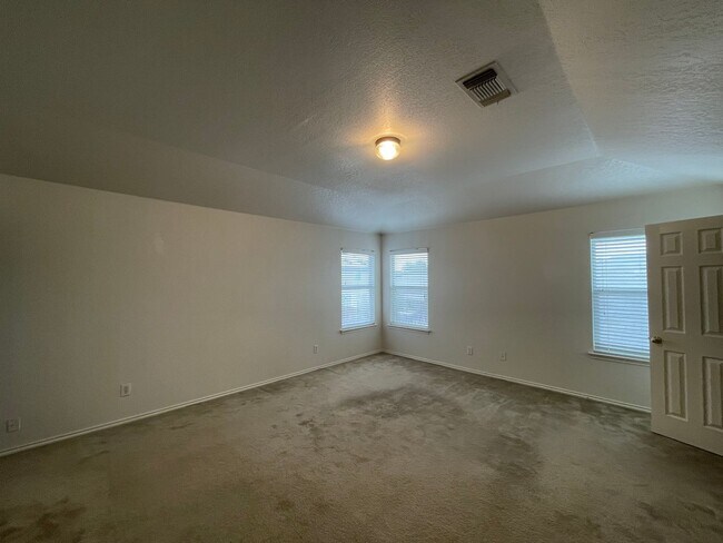 Building Photo - LOTS OF SQUARE FOOTAGE IN THIS 4 BEDROOM H...
