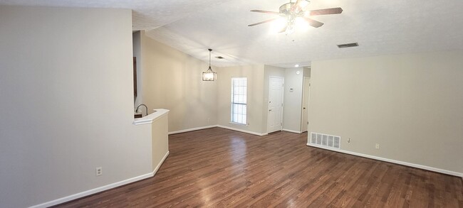 Building Photo - Adorable 2-bedroom, 2-bathroom Townhome wi...