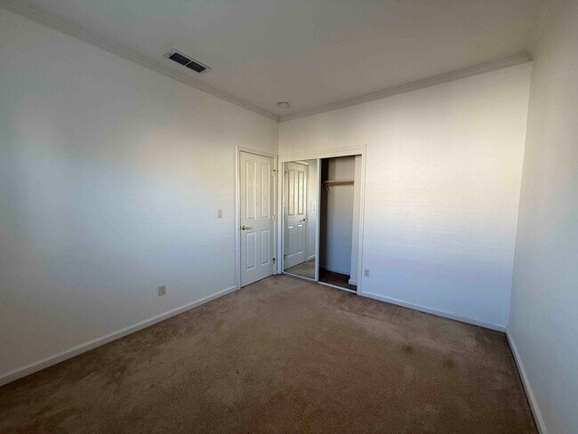 Building Photo - Spacious Cresleigh Ranch Home Near Schools...