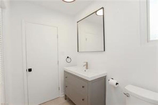 Building Photo - 4 BED/3 BATH LOCATED IN A WATERFRONT COMMU...