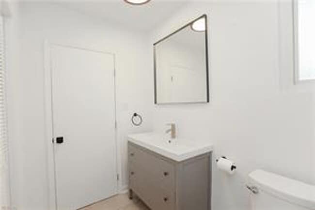 Building Photo - 4 BED/3 BATH LOCATED IN A WATERFRONT COMMUNITY!