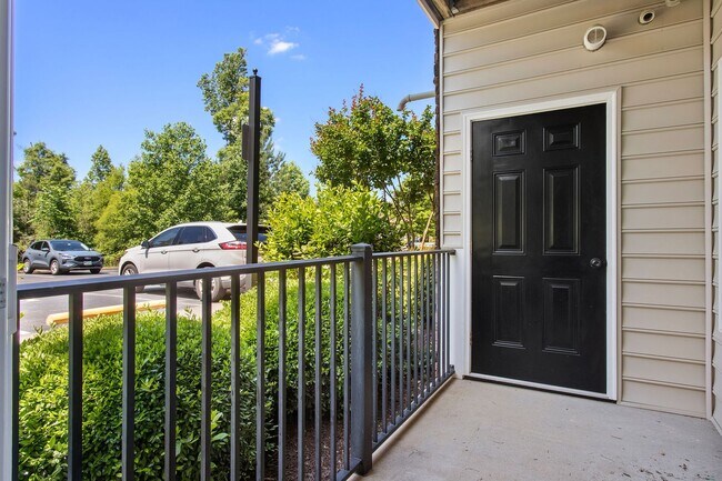 Building Photo - Stunning, Spacious 2 Bedroom Condo in Midl...