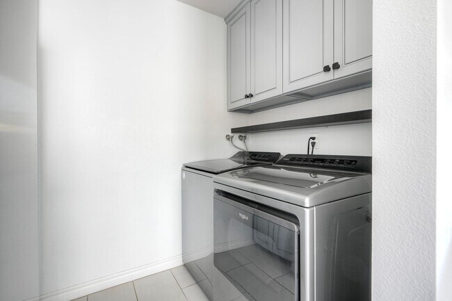 Building Photo - 254 Gloxina St
