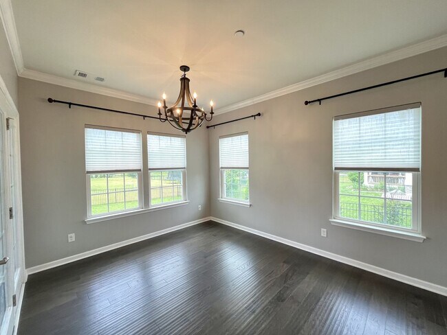 Building Photo - SPACIOUS FRANKLIN HOME WITH UPGRADES