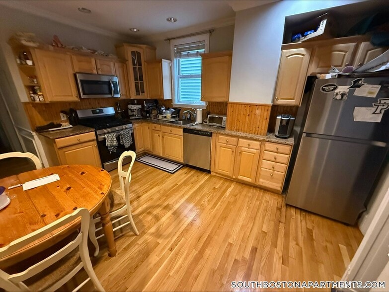 Building Photo - 868 E 2nd St