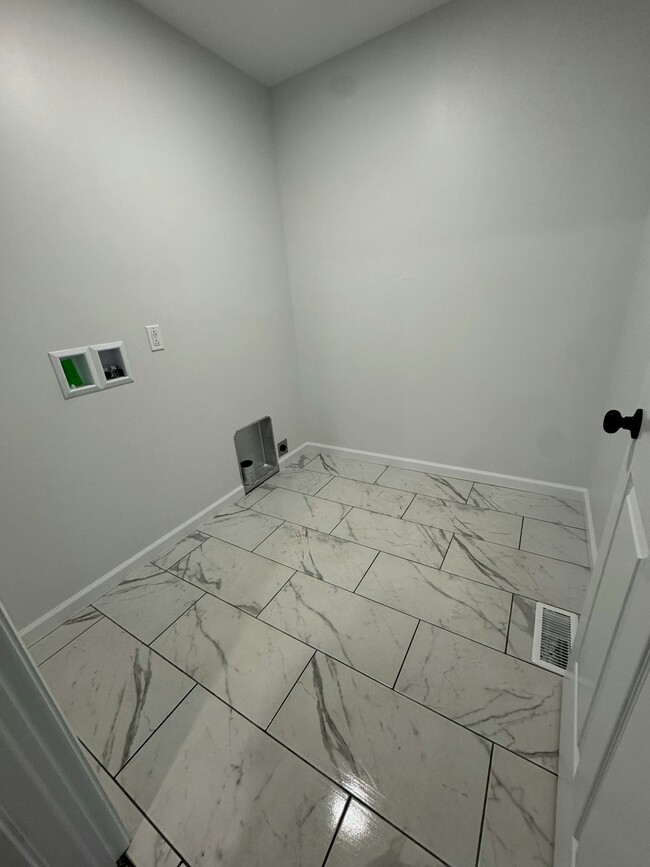 Building Photo - 219 Cambria St