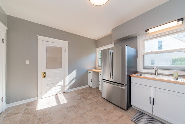 Building Photo - 1007 Sherman St SE