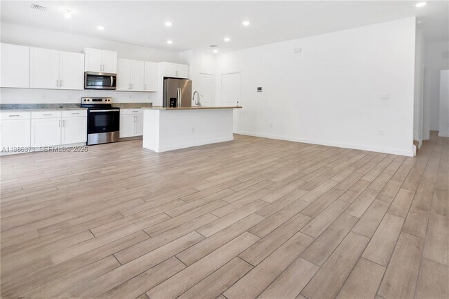 Building Photo - 846 SE 19th St