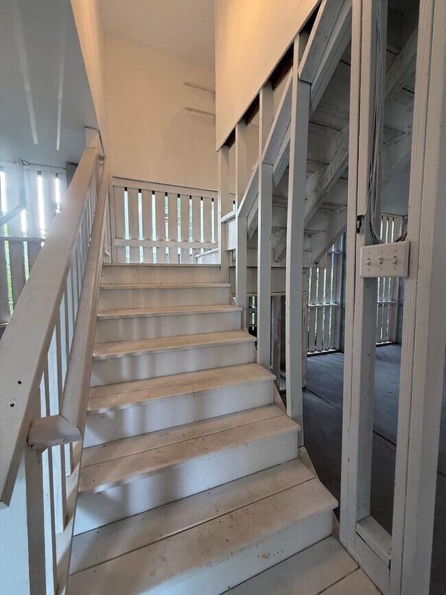 Building Photo - Available now. Amazing 4 BR/2.5 BA Home Available at Shellring at St Thomas Island!