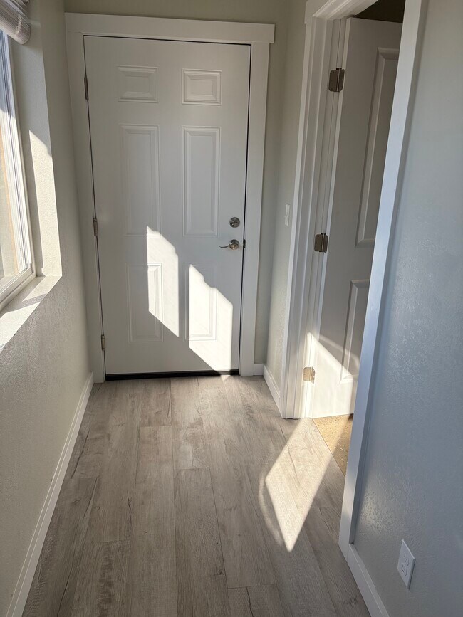 Building Photo - 682 Elm Ave