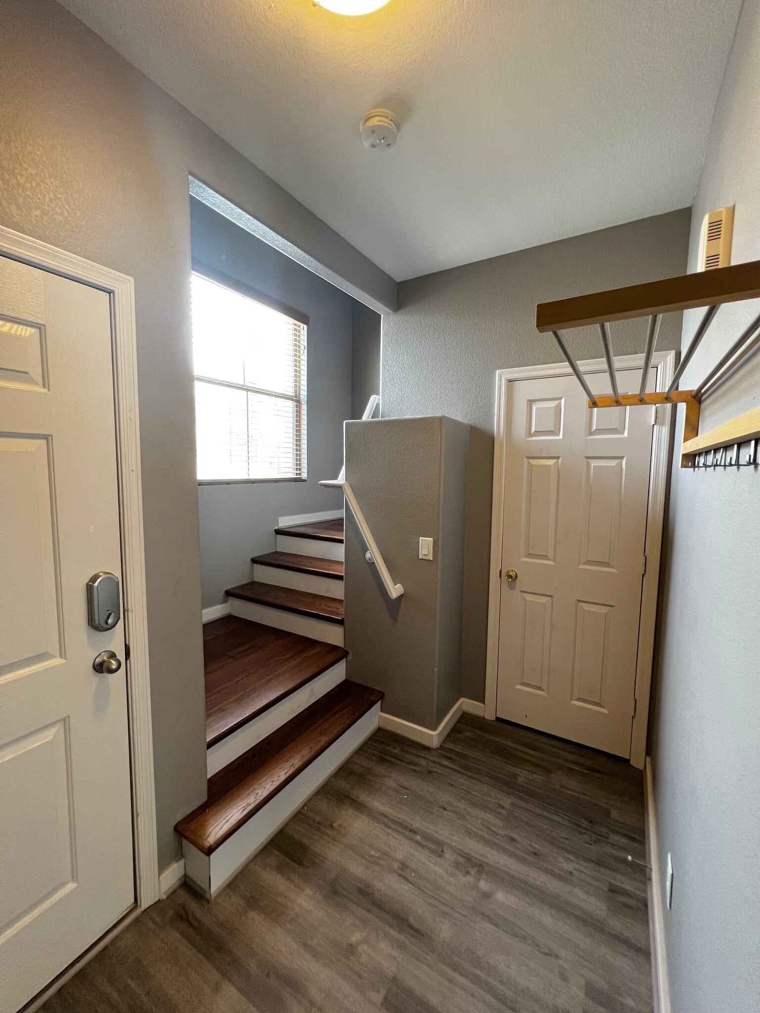 Building Photo - 1886 E Don Carlos Ave