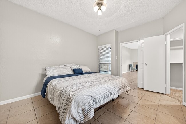 Building Photo - 10855 Meadowglen Ln