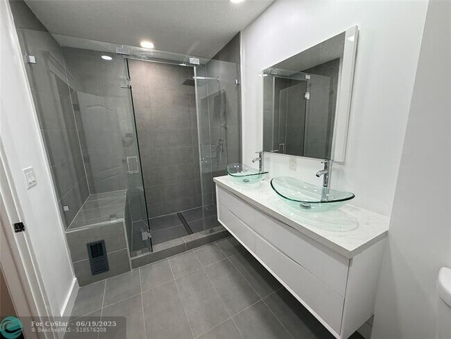 Building Photo - 5025 SW 64th Ave