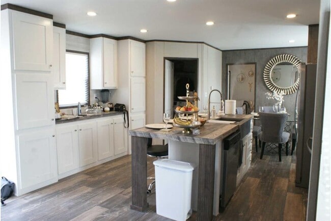 Building Photo - 501 Mesquite Rd