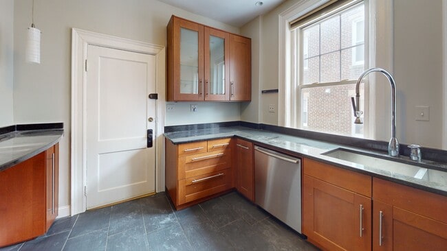 Building Photo - 79 Thatcher St