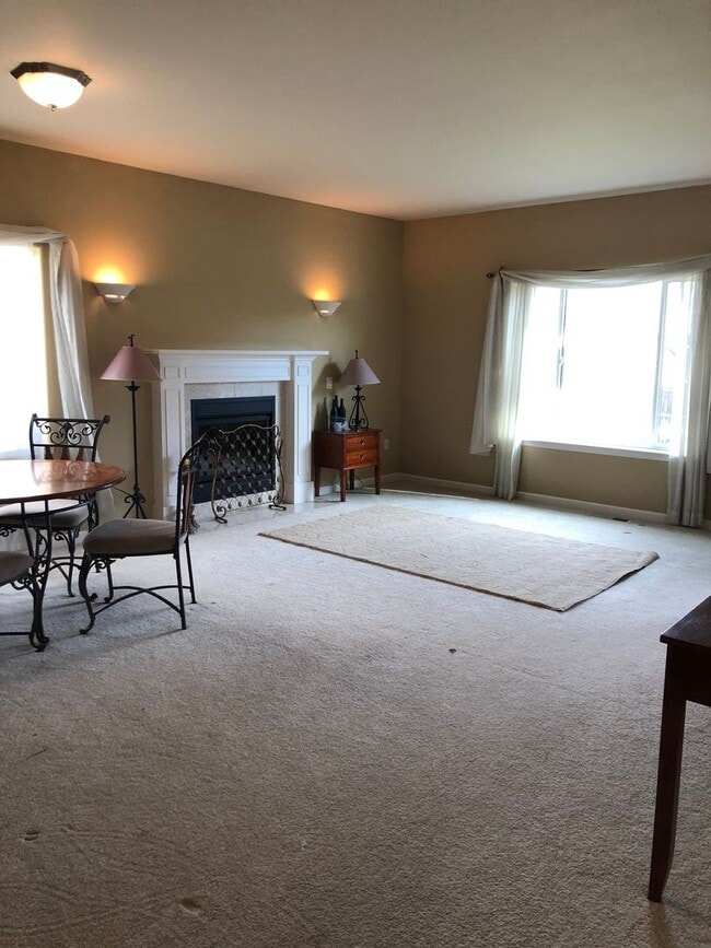 Building Photo - Great location with lots of amenities! 4 b...