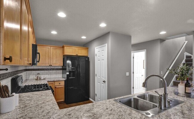 Building Photo - Beautiful 4 Bedroom Home in Desirable Willamette Landing!!