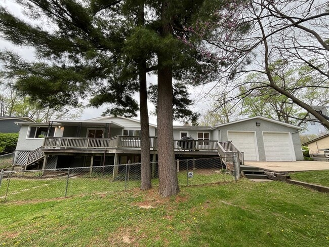 Building Photo - **RIVERFRONT 4-BEDROOM/2-BATH WITH 4-CAR GARAGE, FULL BASEMENT!!**