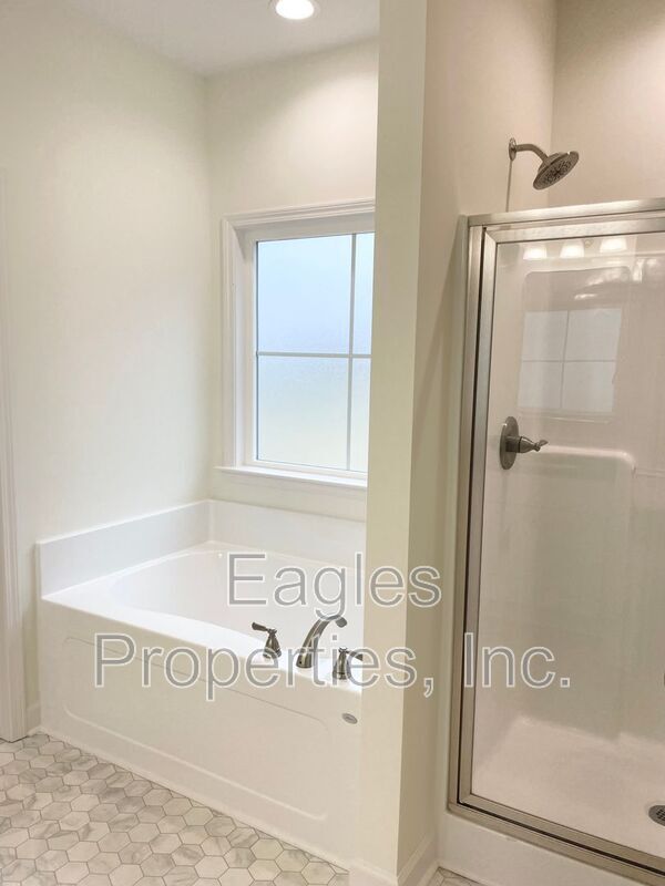 Building Photo - 300 Creeks Edge Dr