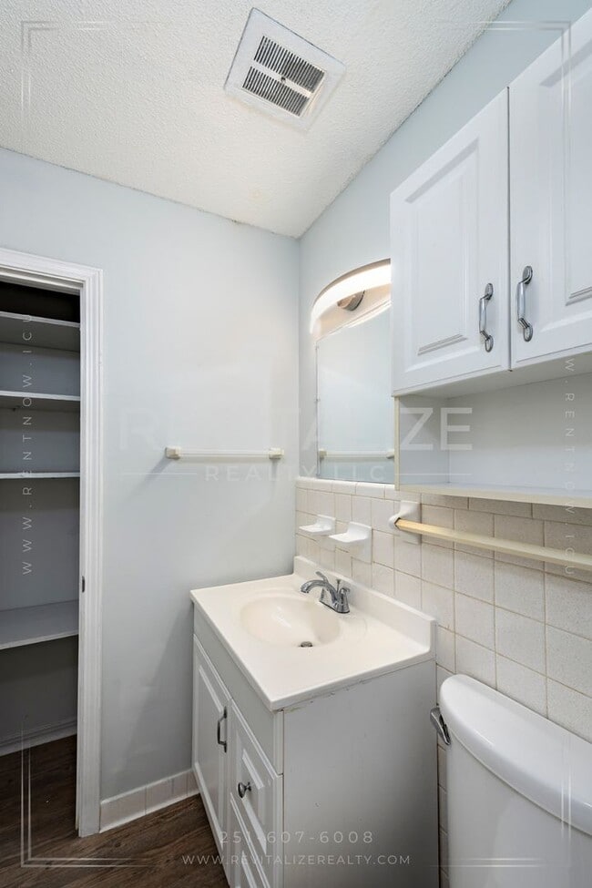 Building Photo - Updated 4 Bed 2 Bath Brick Home in West Mobile