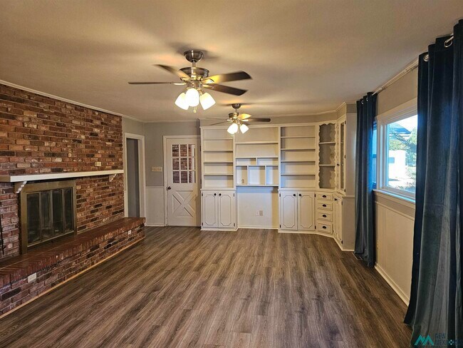 Building Photo - 1801 Eastridge Dr