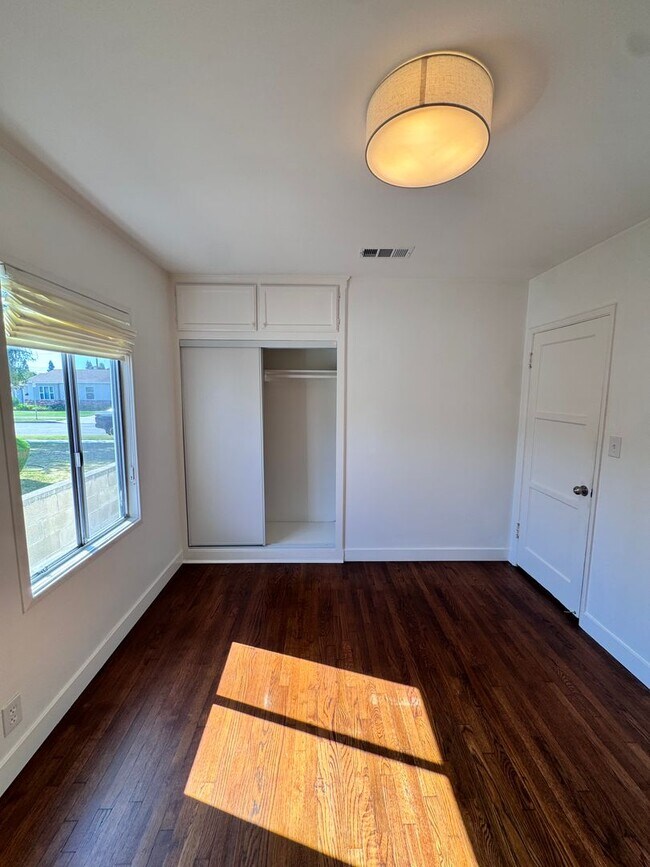 Building Photo - 5833 E Parapet St