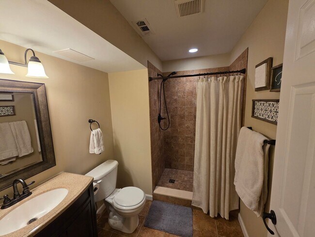 Building Photo - Spacious Single Family Home in Edgewood