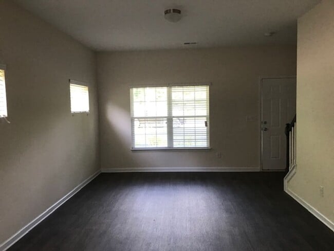 Building Photo - Luxurious 2 story 3 bedroom 2.5 bath townh...