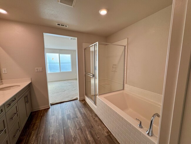 Building Photo - 4 bedroom townhome in Camarillo’s Springvi...