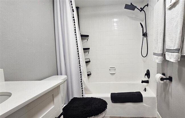 Building Photo - 4575 Cove Cir