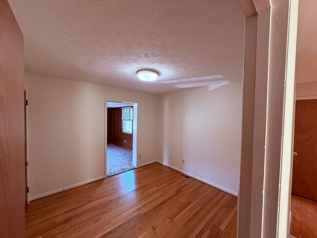 Building Photo - Charming Country Home with Spacious Yard & Mountain Views – Singers Glen, VA