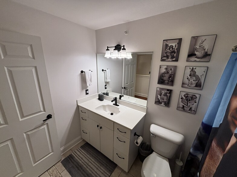 Building Photo - 1550 N Warren Ave