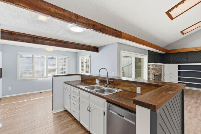 Building Photo - 3460 E Catalpa St