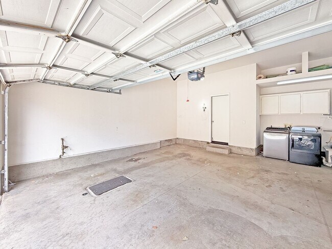 Building Photo - SD: Spacious 3BD/3BA Home in University City with Community Pool, Backyard Patio & 2-Car Garage