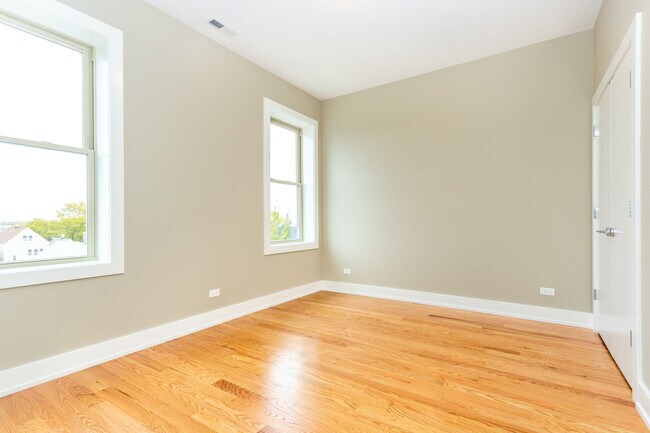 Building Photo - 3459 W Belmont Ave
